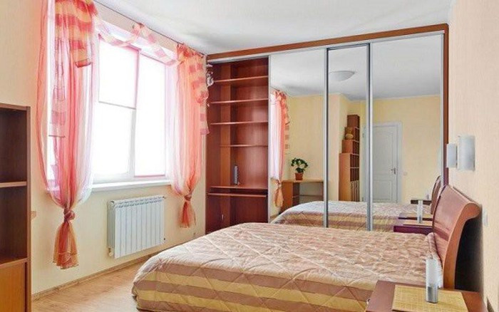  9. Giường đặt dưới cửa sổ hoặc đối diện cửa chính: Giường trong phòng không được đặt dưới cửa sổ hoặc đối diện cửa chính, điều này không chỉ ảnh hưởng đến tài vận mà còn ảnh hưởng đến sức khỏe chủ nhân, khiến người nằm trên đó có tâm trạng không ổn định, làm việc thường sai sót. 