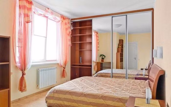  9. Giường đặt dưới cửa sổ hoặc đối diện cửa chính: Giường trong phòng không được đặt dưới cửa sổ hoặc đối diện cửa chính, điều này không chỉ ảnh hưởng đến tài vận mà còn ảnh hưởng đến sức khỏe chủ nhân, khiến người nằm trên đó có tâm trạng không ổn định, làm việc thường sai sót. 