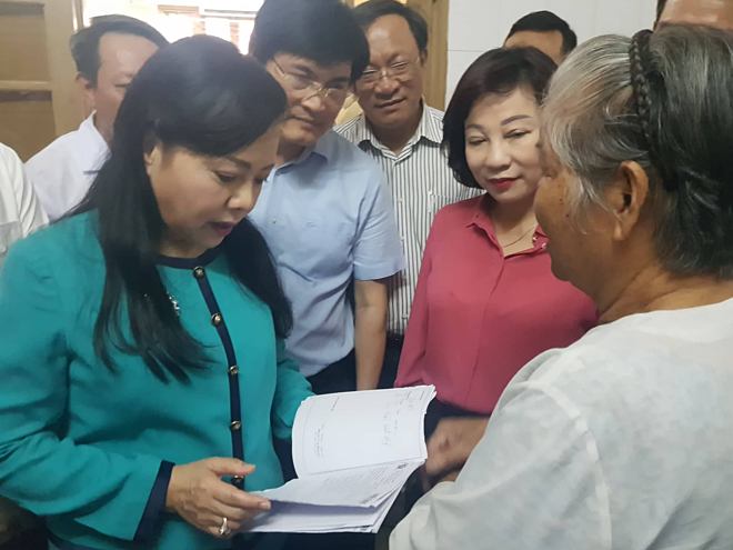 Tại kỳ họp thứ 8 Quốc hội khóa XIV ít ngày trước, Quốc hội đã thông qua nghị quyết miễn nhiệm chức vụ Bộ trưởng Bộ Y tế đối với bà Nguyễn Thị Kim Tiến. Trước đó, Bộ Chính trị quyết định bổ nhiệm bà Nguyễn Thị Kim Tiến làm Trưởng Ban bảo vệ, chăm sóc sức khoẻ cán bộ Trung ương.