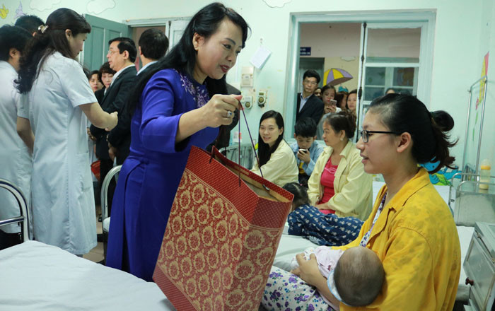 Cảm ơn sự quan tâm của Chính phủ, Thủ tướng Chính phủ, nguyên Bộ trưởng Nguyễn Thị Kim Tiến chia sẻ xúc động về “ngày đáng nhớ trong cuộc đời”. (Ảnh: Bộ y Tế).