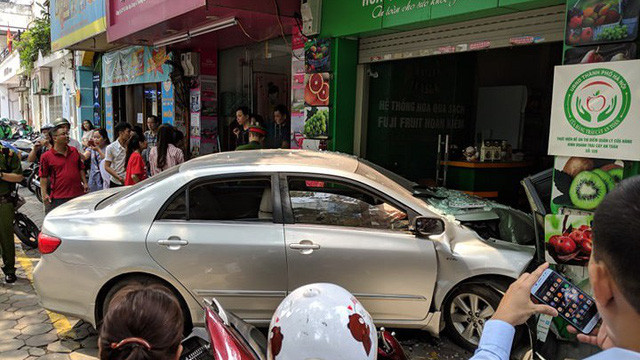 Sau khi gây ra vụ việc, 2 người vụ nữ đã nhanh chóng ra khỏi xe, vẻ mặt thất thần, 1 người rời khỏi hiện trường, 1 nữ tài xế vẫn ngồi lại phía đối diện bên đường để gọi điện nhờ người thân đến giải quyết. Theo quan sát, nữ tài xế này khá bình tĩnh, không có biểu hiện liên quan tới rượu bia.