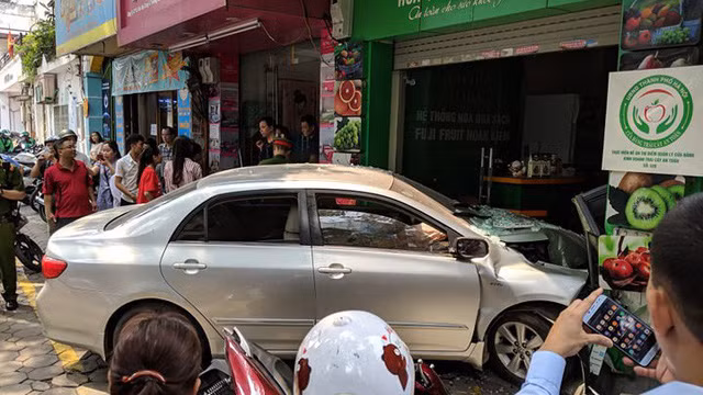 Sau khi gây ra vụ việc, 2 người vụ nữ đã nhanh chóng ra khỏi xe, vẻ mặt thất thần, 1 người rời khỏi hiện trường, 1 nữ tài xế vẫn ngồi lại phía đối diện bên đường để gọi điện nhờ người thân đến giải quyết. Theo quan sát, nữ tài xế này khá bình tĩnh, không có biểu hiện liên quan tới rượu bia.