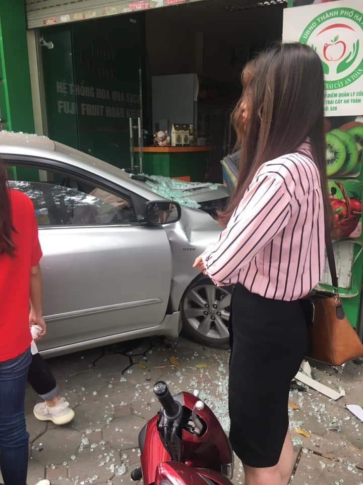  Nữ tài xế lái ô tô đâm thẳng cửa hàng bán hoa quả ở Hà Nội: Khoảng 9h45 ngày 9/4/2019, trên phố Lò Đúc, quận Hai Bà Trưng, Hà Nội. Thời điểm trên, chiếc ô tô hiệu Toyota Altis do người phụ nữ điều khiển chở theo 1 người phụ nữ khác đã lao thẳng vào một cửa hàng bán hoa quả có địa chỉ số 84 Lò Đúc.