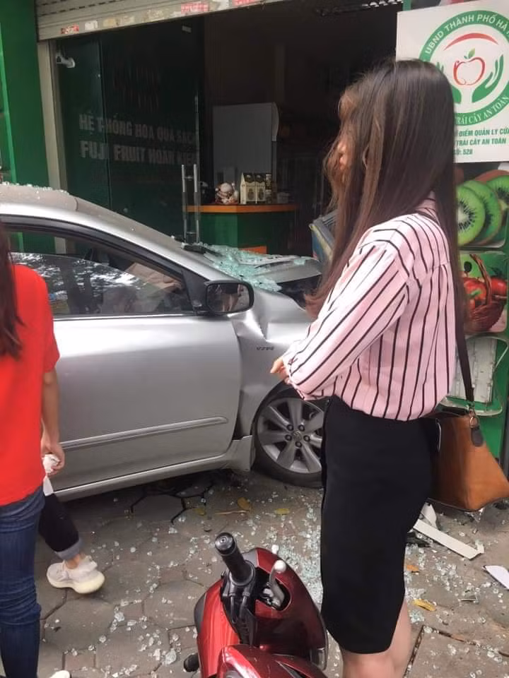  Nữ tài xế lái ô tô đâm thẳng cửa hàng bán hoa quả ở Hà Nội: Khoảng 9h45 ngày 9/4/2019, trên phố Lò Đúc, quận Hai Bà Trưng, Hà Nội. Thời điểm trên, chiếc ô tô hiệu Toyota Altis do người phụ nữ điều khiển chở theo 1 người phụ nữ khác đã lao thẳng vào một cửa hàng bán hoa quả có địa chỉ số 84 Lò Đúc.