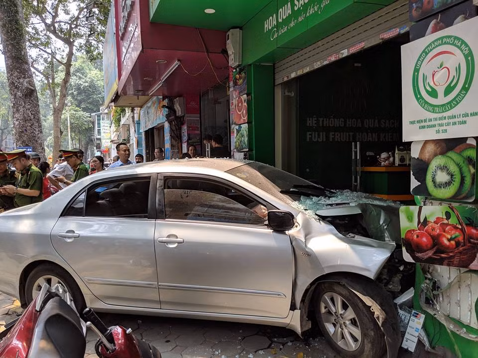 Rất may, tại thời điểm xảy ra tai nạn, không có người đứng trước cửa hàng, chiếc xe cũng không va phải người lưu thông trên đường. Nhân chứng cho biết, chiếc ô tô gây ra vụ đâm trên đã xuất phát từ khu nhà chung cư 93 Lò Đúc. Cú đâm xe mạnh khiến phần cửa kính cửa hàng hoa quả vỡ tan, phần đầu xe ô tô biến dạng mạnh.