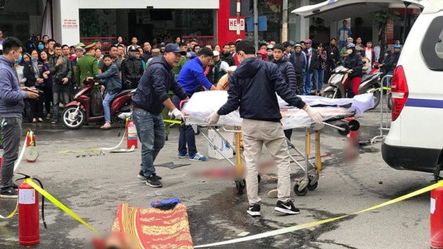 Nhưng do bà đi giày cao gót, lại mất bình tĩnh nên đã đạp nhầm chân ga làm ô tô Mercedes tăng tốc, phi thẳng vào dòng phương tiện phía trước, cuốn 3 xe máy, 1 xe đạp vào gầm. Ngày 5/12, cơ quan chức năng đã khởi tố vụ án nữ tài xế xe Mercedes 'đạp nhầm chân ga' này.