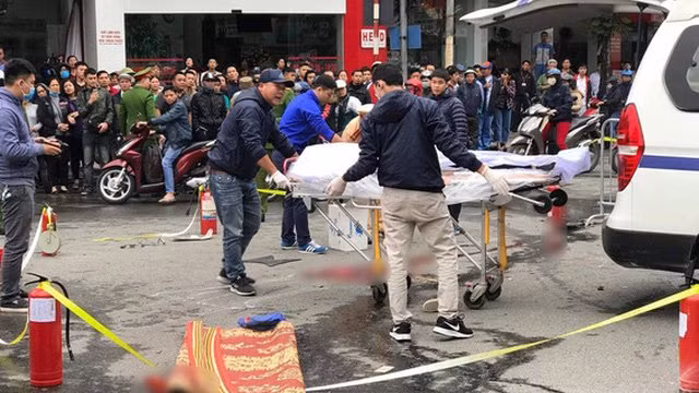 Nhưng do bà đi giày cao gót, lại mất bình tĩnh nên đã đạp nhầm chân ga làm ô tô Mercedes tăng tốc, phi thẳng vào dòng phương tiện phía trước, cuốn 3 xe máy, 1 xe đạp vào gầm. Ngày 5/12, cơ quan chức năng đã khởi tố vụ án nữ tài xế xe Mercedes 'đạp nhầm chân ga' này.