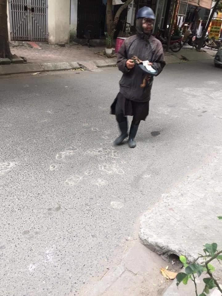 Để minh chứng cho những gì mắt thấy, tai nghe, một chủ cửa hàng thuốc có tên T.H.M ở đường Phùng Hưng, phường Phúc La, quận Hà Đông, TP Hà Nội vừa chia sẻ đoạn clip đối tượng này đến cửa hàng xin tiền vào ngày 19/11.