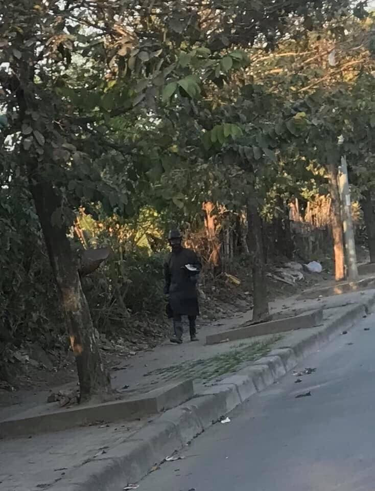 Những hình ảnh, clip sau khi được đăng tải đã khiến dư luận vô cùng hoang mang, lo lắng. Hiện chưa rõ động cơ của chúng là ăn xin hay ý đồ gì khác nhưng hình ảnh chúng xuất hiện nhiều nơi đã gây bất an cho nhiều gia đình, đặc biệt những nhà có người già, trẻ nhỏ.