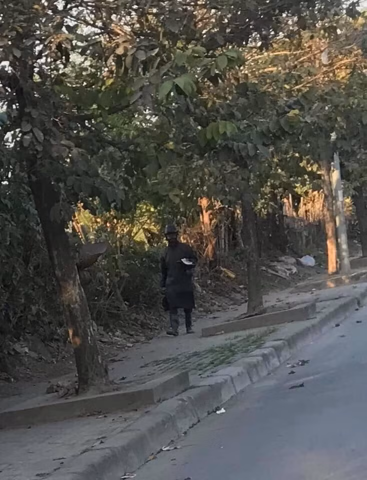 Những hình ảnh, clip sau khi được đăng tải đã khiến dư luận vô cùng hoang mang, lo lắng. Hiện chưa rõ động cơ của chúng là ăn xin hay ý đồ gì khác nhưng hình ảnh chúng xuất hiện nhiều nơi đã gây bất an cho nhiều gia đình, đặc biệt những nhà có người già, trẻ nhỏ.