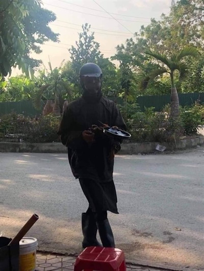 Nhiều người cũng cho rằng, người này ăn mặc, ngụy trang thế này để khó phân biệt. Nhưng cũng có một điều rất đáng sợ là người này bôi mặt đen xì, ngậm cái gì đó trong mồm có cầm theo 2 cái đầu gà và cái gì đó cứ giấu giấu. 