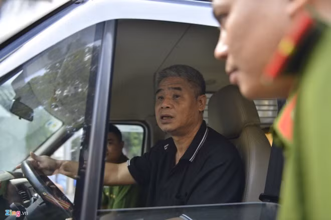 Vu truong Gateway: Ai da thay ao cho nam sinh bi bo quen tren xe?-Hinh-2