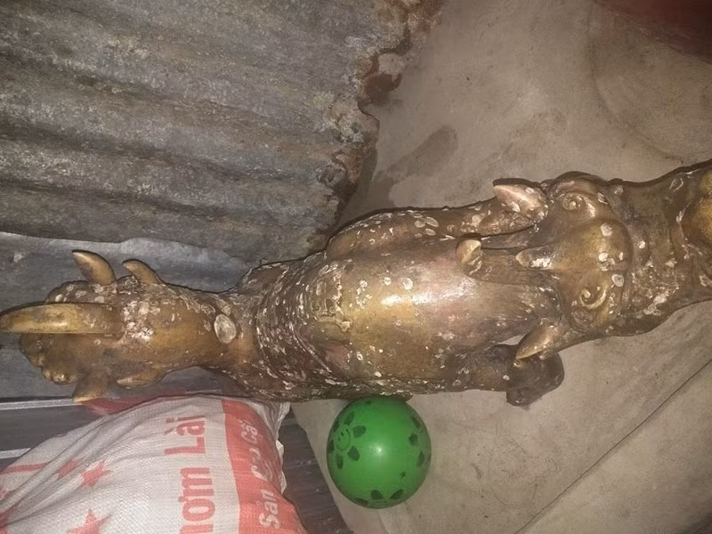 Cha ruột Đô, là người trực tiếp rửa ráy, lưu giữ tượng trong nhà, cho hay: "Tượng này đang bị Đồn biên phòng ở Phú Tân giữ do trước đó cha của Tâm (thanh niên đi cùng Đô) mang tượng qua Phú Tân tìm mối bán. Do nhiều ngày ông ấy không bán được mà cũng không chia tiền, lại tự ý mổ bụng tượng để lấy cái gì đó mà tôi nghe nói là rất nhiều tiền cổ nên tôi ức, tôi đi báo chính quyền".