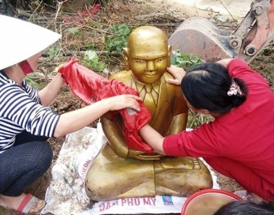 Qua quan sát, pho tượng này cao khoảng 1 m, bề ngang thân đế khoảng 60 cm, nặng chừng 50 kg. Pho tượng được phủ bên ngoài 1 lớp đồng vàng óng, bên trong là gỗ (nghi là gỗ chò chỉ). Điều đặc biệt, pho tượng này hình dáng người ngồi đeo cà vạt, áo sơ mi, cổ giống người mặc áo vest.