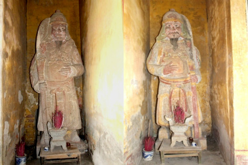 4 pho tượng được chia thành 2 cặp. Một cặp tượng ông phỗng tạc trong tư thế quỳ, hai tay nâng lên phía trước. Hai tượng còn lại là tượng quan tả - hữu, được tạc với thế đứng oai vệ, tay phải cầm gươm. Các tượng đều được chế tác từ đá xanh đen, cao 80-100 cm, chu vi thân tượng 40 cm, mỗi pho nặng khoảng 10 kg.