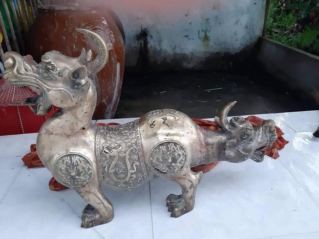 Lý Tây Đô, một trong hai thanh niên nhặt được tượng kể lại: "Tụi em đang mò ốc thì đụng phải nó. Thấy hình thù kỳ quái, 2 đầu, có sừng, nhìn rất sợ. Ban đầu tụi em định bỏ nhưng nghĩ đem về bán tò te cũng có tiền nên lấy. Nó nằm cách bờ biển khoảng 500 m, ngay cửa biển Vàm Xoáy".