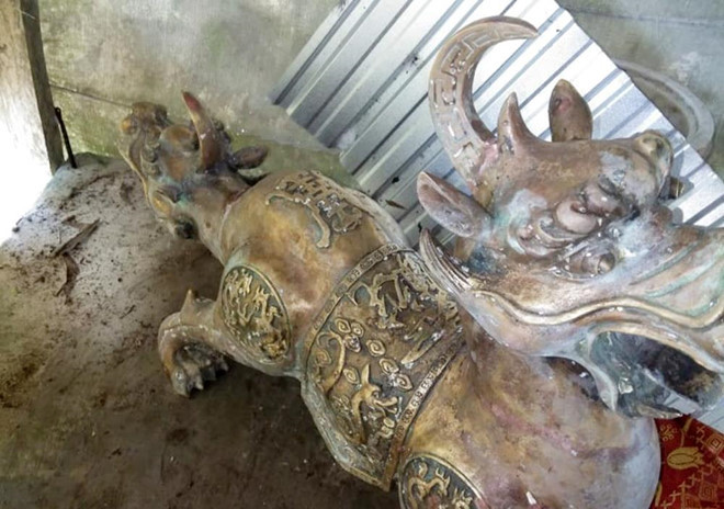 Trước đó, 1 bức tượng 'kỳ lân' 2 đầu kỳ lạ cũng được phát hiện ở cửa biển mũi Cà Mau. Cụ thể, chiều 14/7, hai thanh niên ở cửa biển Vàm Xoáy, xã Đất Mũi, huyện Ngọc Hiển, trong lúc đi bắt ốc móng tay đã vớt được tượng kim loại nói trên. Do sau đó có xích mích nên một bên đã báo sự việc với chính quyền.