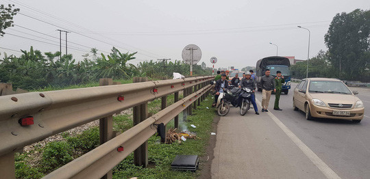  Băng qua đường sắt, 2 vợ chồng 80 tuổi bị tàu hỏa tông tử vong: Khoảng 15h30 ngày 17/3, tại đường ngang dân sinh cắt qua đường sắt Bắc-Nam, đoạn qua xã Yên Bằng, huyện Ý Yên, tỉnh Nam Định cụ ông Hà Minh C. (SN 1939, ngụ xã Gia Sinh, huyện Gia Viễn, tỉnh Ninh Bình) điều khiển xe máy mang biển số 35H3-6217 chở theo vợ là bà Ngô Thị X. (SN 1939) lưu thông trên Quốc lộ 10 theo hướng Ninh Bình-Nam Định.