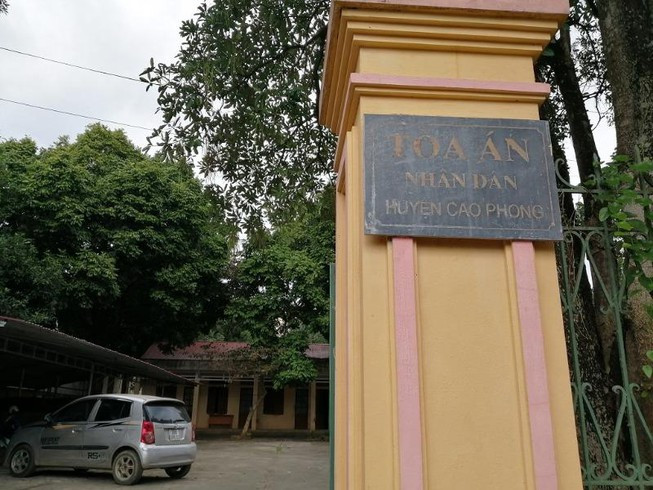 Chanh VP TAND huyen bi truy na: Gia dinh van chua het bang hoang