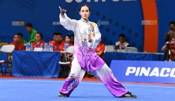 Agatha Chrystenzen Wong, 21 tuổi, gây tiếng vang lớn từ SEA Games 29, khi đoạt HCV nội dung thái cực quyền. Khuôn mặt xinh đẹp, đầy thần thái, đi kèm những động tác uyển chuyển của cô tạo ấn tượng mạnh với người xem. 
