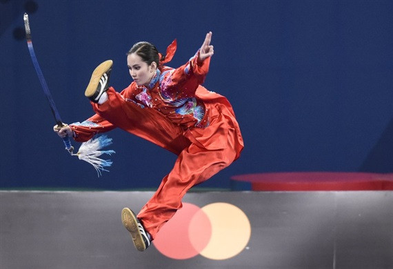 So với bài thi thái cực quyền, những động tác thái cực kiếm của Agatha lanh lẹ và uyển chuyển hơn. Cô làm nhiều động tác khó như tung người lên không, hoặc múa kiếm trong tư thế xoay người nhưng thần sắc vẫn điềm nhiên như khi vào thi đấu.