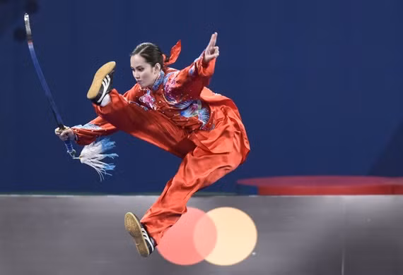 So với bài thi thái cực quyền, những động tác thái cực kiếm của Agatha lanh lẹ và uyển chuyển hơn. Cô làm nhiều động tác khó như tung người lên không, hoặc múa kiếm trong tư thế xoay người nhưng thần sắc vẫn điềm nhiên như khi vào thi đấu.