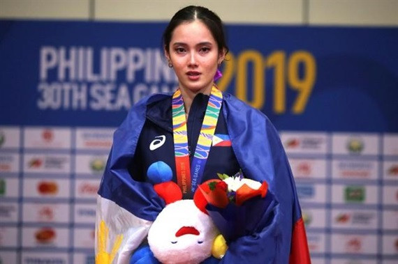 Trên bục nhận huy chương, Agatha bật khóc vì sung sướng. Sinh ra trong một gia đình có truyền thống thể thao, Agatha có thể chọn bơi lội, karate, thậm chí là một vũ công ballet. Tuy nhiên, nữ hoàng wushu Philippines bén duyên với wushu và quyết định theo đuổi nghiệp võ này.