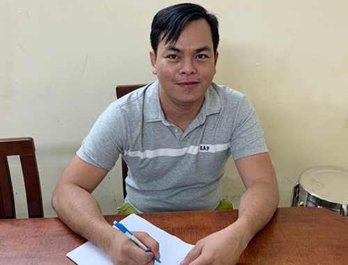 Phúc “XO” nổi tiếng trên mạng xã hội vì nhận là chủ của dàn môtô có biển số tứ quý, chạy ôtô sang mạ vàng, đeo dây chuyền và nhẫn vàng khổng lồ. Mới đây, Phúc khoe vừa làm mũ lưỡi trai giá 2 tỷ đồng.