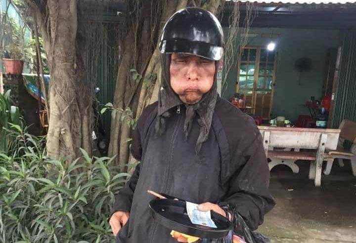 Xuat hien nhom nguoi mac do den, boi mat den cam dau ga di xin tien