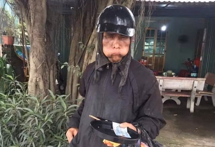 Xuat hien nhom nguoi mac do den, boi mat den cam dau ga di xin tien