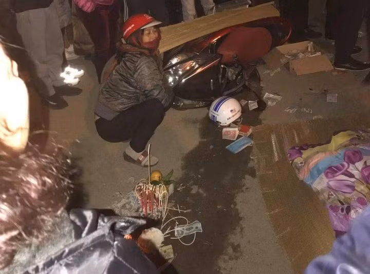 Dang tren duong ve khi di tham nguoi om, 2 nu giao vien bi xe tai can