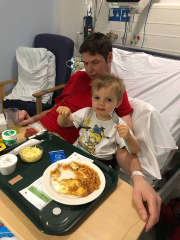 Nguoi dan ong song sot nho trai tim tu dap trong hop nhua-Hinh-3