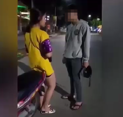 Bi “cam sung” truoc ngay Valentine, chang trai van ra suc niu keo