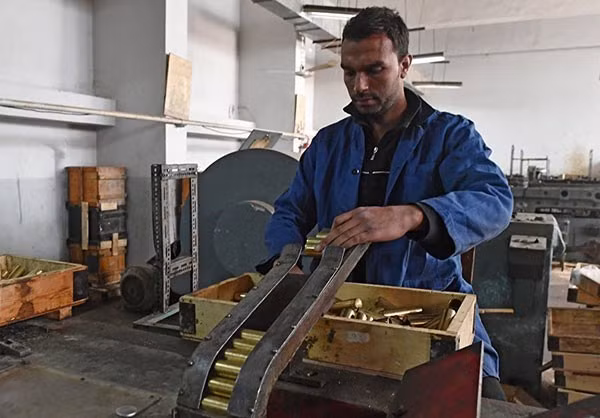 Những bức ảnh chụp bên trong nhà máy sản xuất đạn dược cho quân đội Syria ở tỉnh Hama đã được hãng Fars (Iran) đăng tải. Ảnh: FNA.