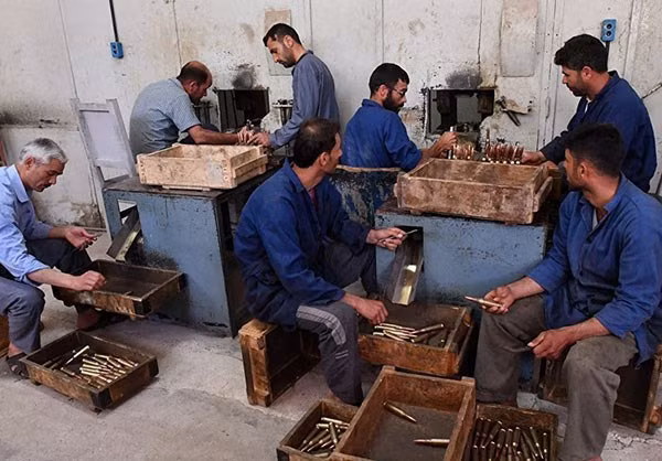 Nhiều công nhân miệt mài làm việc trong nhà máy. Ảnh: FNA.