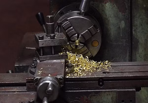 Máy móc được sử dụng để chế tạo vũ khí, đạn dược. Ảnh: FNA.