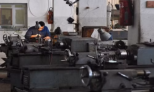 Một công nhân đang làm việc trong nhà máy. Ảnh: FNA.