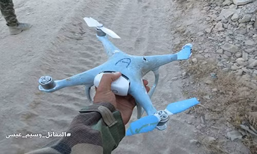 Al Masdar News đưa tin ngày 29/6, quân đội Syria bắn hạ UAV do thám của Hay’at Tahrir Al-Sham (HTS), nhóm liên minh thánh chiến có liên hệ mật thiết với mạng lưới khủng bố al-Qaeda, hôm 28/6. Ảnh: AMN.