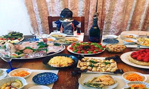 Chủ nhân của bữa tiệc thịnh soạn này là chú mèo? Ảnh: ER.