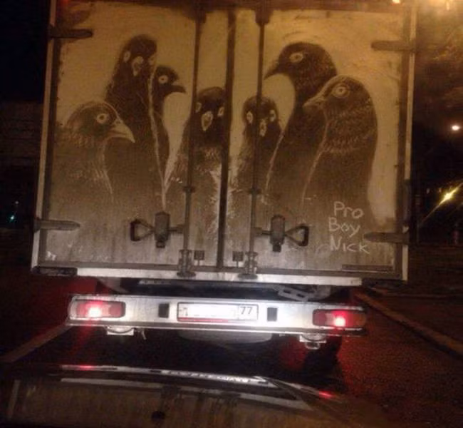 Hình vẽ độc đáo trên chiếc ô tô thu hút sự chú ý của người đi đường. Ảnh: ER.