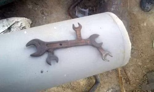 Thêm một hình ảnh kỳ quặc ở Nga được ghi lại: Chiếc cờ lê “ba đầu sáu tay”. Ảnh: ER.