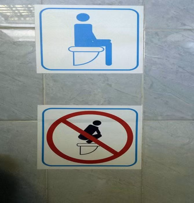 Biển báo quy định rõ ràng trong nhà vệ sinh. Ảnh: ER.