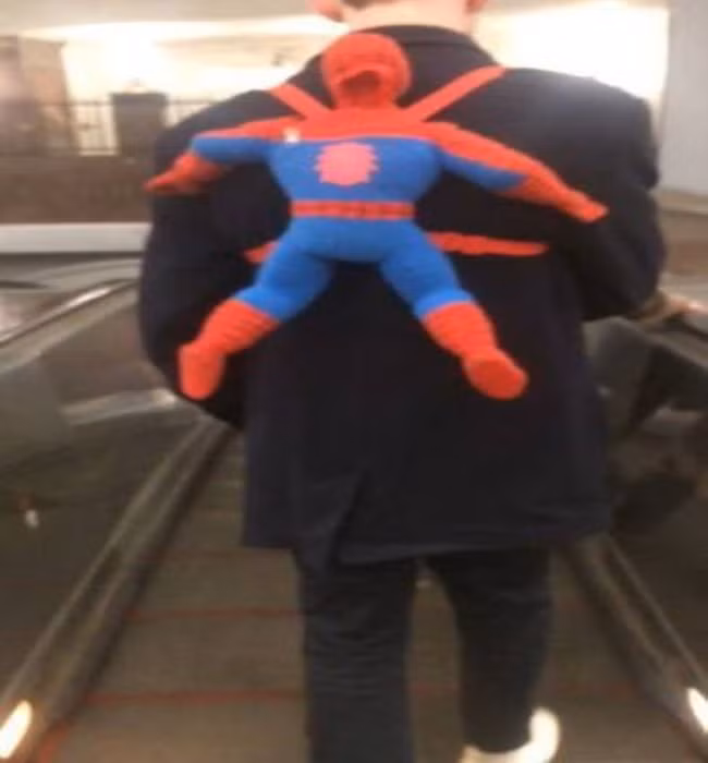 Ba lô siêu nhân độc đáo ở nước Nga. Ảnh: ER.