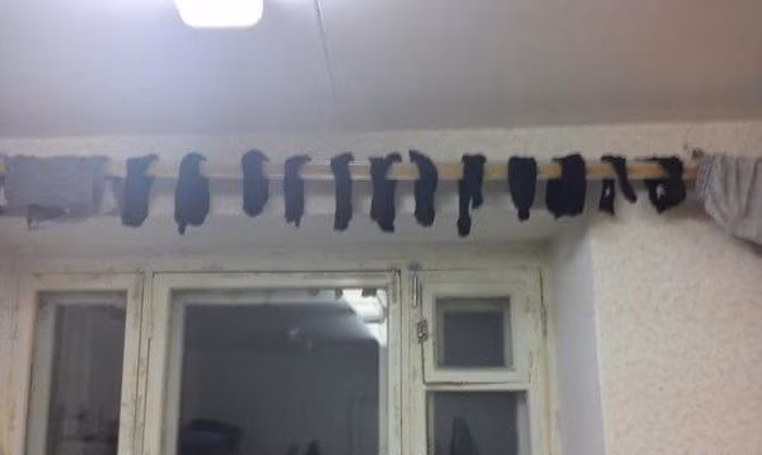 Một loạt bít tất được phơi ở phòng. Ảnh: ER.