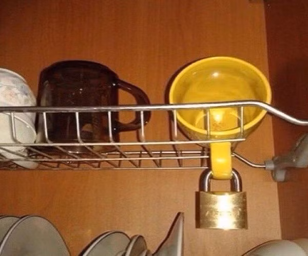 Cốc uống nước cũng được khóa cẩn thận. Ảnh: ER.