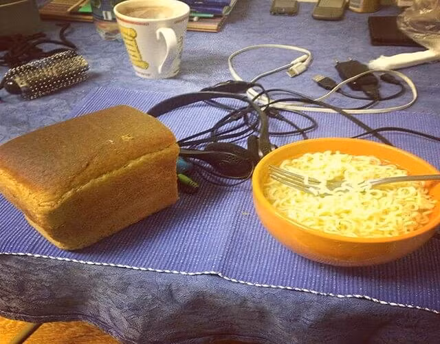 Một bữa ăn đơn giản của sinh viên ở Nga. Ảnh: ER.