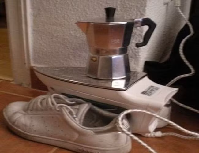 Chiếc bàn là biến thành bếp đun cà phê tiện lợi. Ảnh: ER.