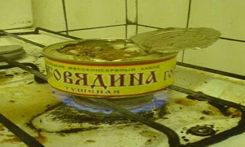 Thực phẩm đóng hộp được đun nấu trực tiếp. Ảnh: ER.