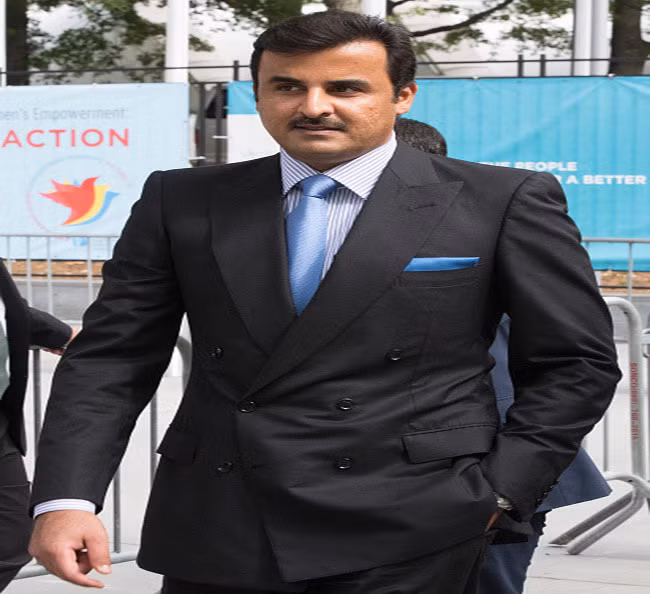 Cuộc khủng hoảng giữa Qatar và các nước láng giềng trở nên căng thẳng vào tháng 3/2014, khi Saudi Arabia và UAE đánh giá rằng Qatar không tuân thủ đầy đủ thỏa thuận mà Tamim đã ký kết. Cùng với Bahrain, họ đã rút các đại sứ từ Doha về nước. Trong ảnh, Quốc vương Tamim bin Hamad Al-Thani tới tham dự cuộc thảo luận chung trong kỳ họp thứ 70 của Đại hội đồng Liên Hợp Quốc tại New York, Mỹ, ngày 28/9/2015. Ảnh: Getty.