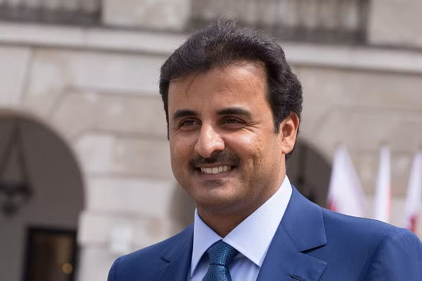 Vài tháng sau khi lên ngôi, Quốc vương Tamim được Vua Abdullah của Saudi Arabia mời tới Riyadh và đưa ra tối hậu thư nhằm "thay đổi hướng đi của Qatar và đưa đất nước này phù hợp với phần còn lại của Hội đồng Hợp tác Vùng Vịnh (GCC) trong các vấn đề khu vực". Quốc vương Tamim cũng được yêu cầu ký một thỏa thuận an ninh bổ sung quy định "không can thiệp vào công việc nội bộ của bất kỳ nước GCC nào khác" và ký cam kết tuân thủ. Ảnh: Getty.